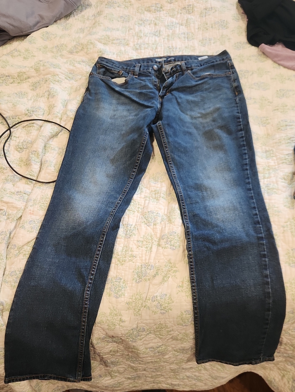 Old Navy Mens Straight Leg Jeans in Medium Blue Wash